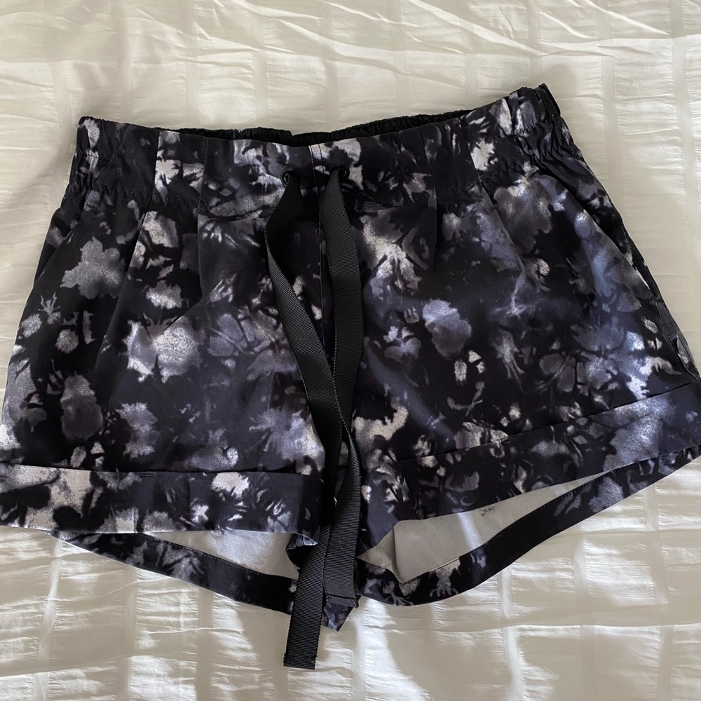 Lululemon size 6 shorts black white gray like new